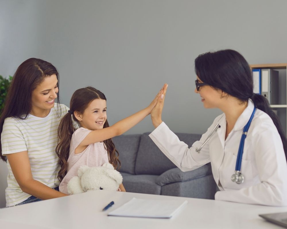 Image of mom and daughter Consulting with pediatrician on food adversions
