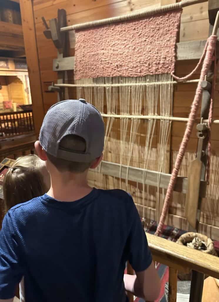 Loom weaving example on the Ark.