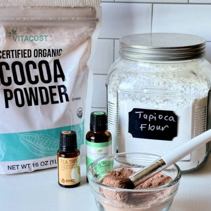 Ingredients and mixed dry shampoo powder