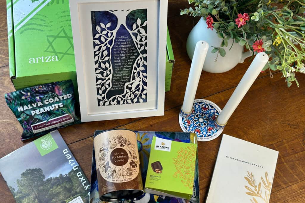 Display of all items from
Artza box with spring flowers.